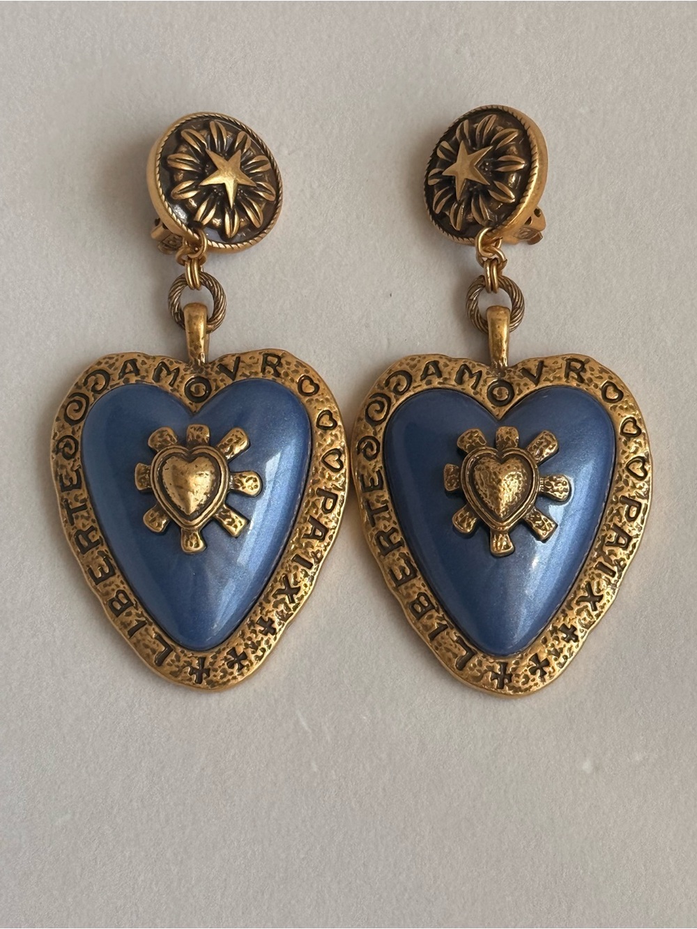 (Modern) Vintage French Inspired Gold-Tone Heart Drop Earrings Heart Motif - Picture 3 of 4